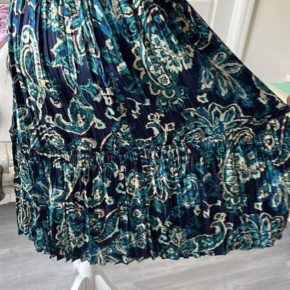 Elegant Floral Halter Dress - Picture 6 of 8